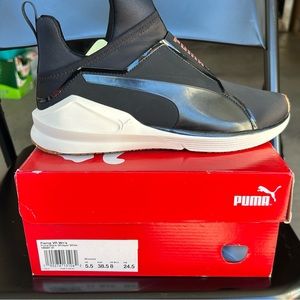 Women Puma Tennis Shoes